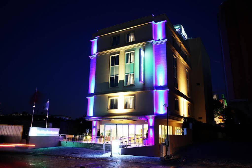 Holiday Inn Express Istanbul-Altunizade, An Ihg Hotel Exterior photo